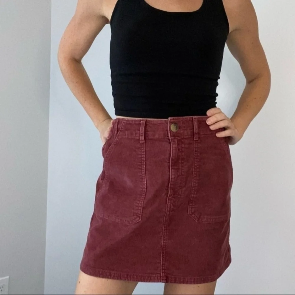 American Eagle Maroon Wine Red Corduroy Mini Skirt Super Stretch Women's 2 EUC